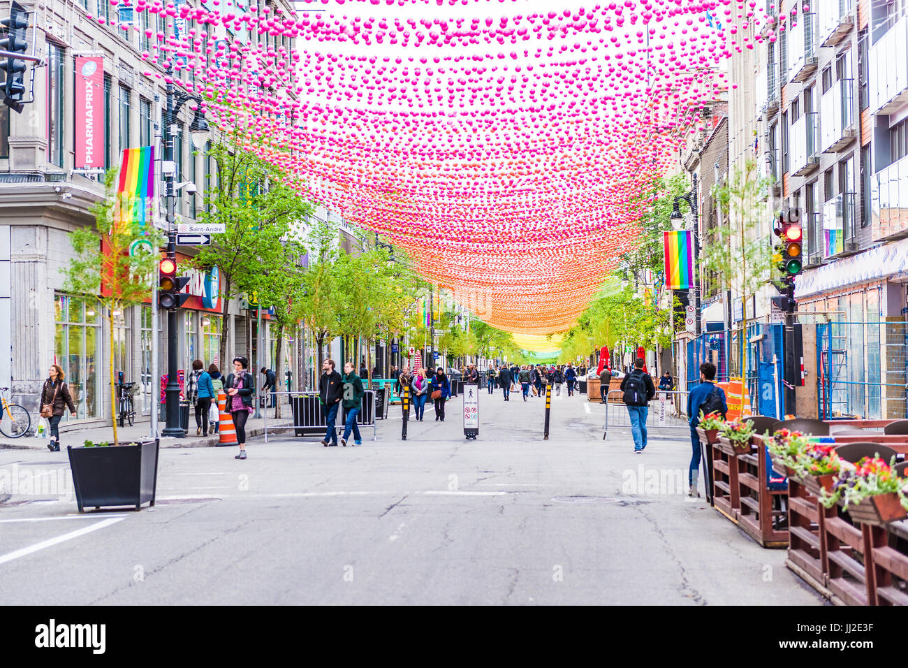 Montreal, Canada - 26 Maggio 2017: la gente camminare su Sainte Catherine Street in Montreal del Gay Village nella regione di Québec con decorazioni pensili Foto Stock