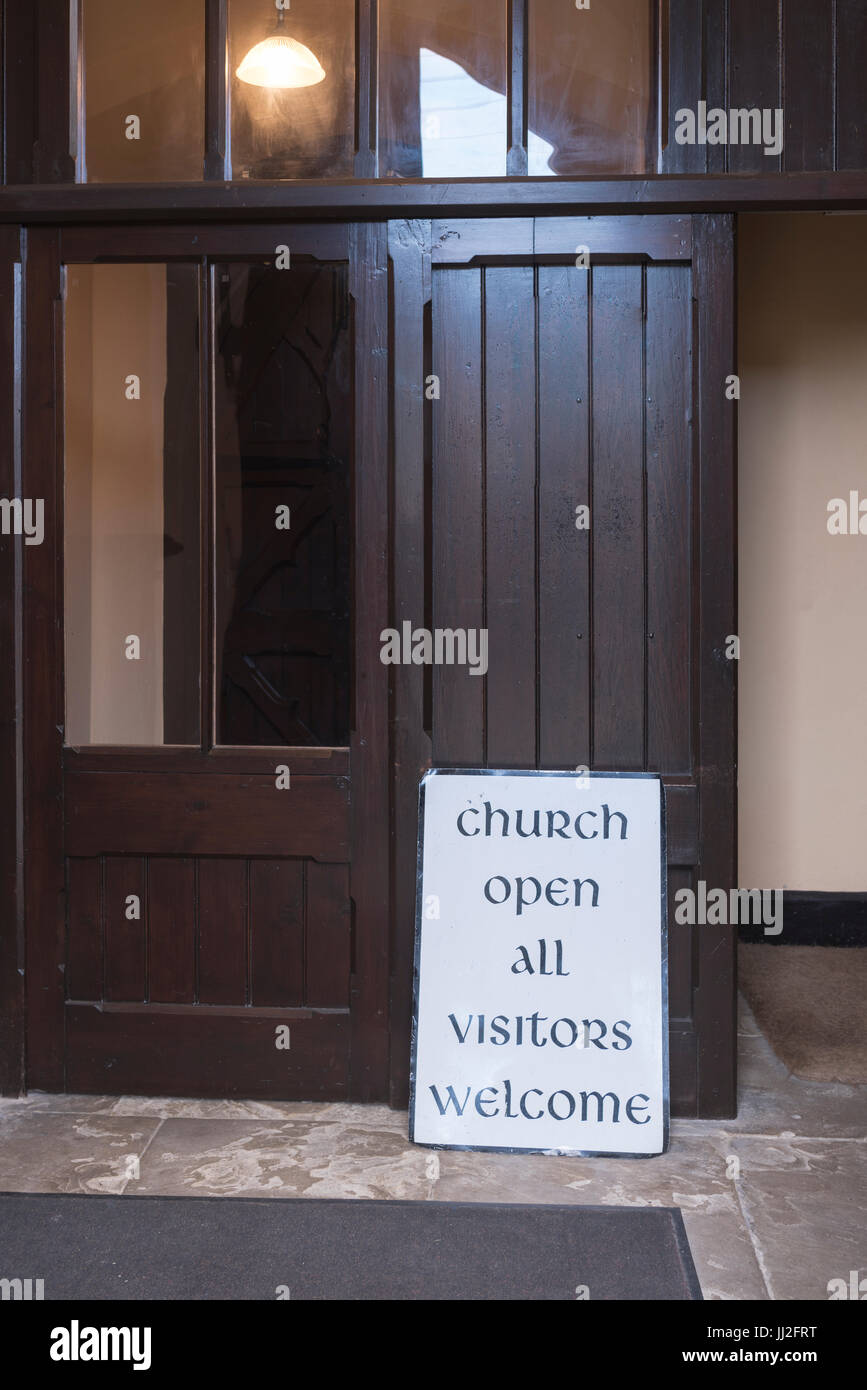 Firmare all'entrata di una chiesa di consigliare le persone che la chiesa è aperta e i visitatori sono i benvenuti Foto Stock