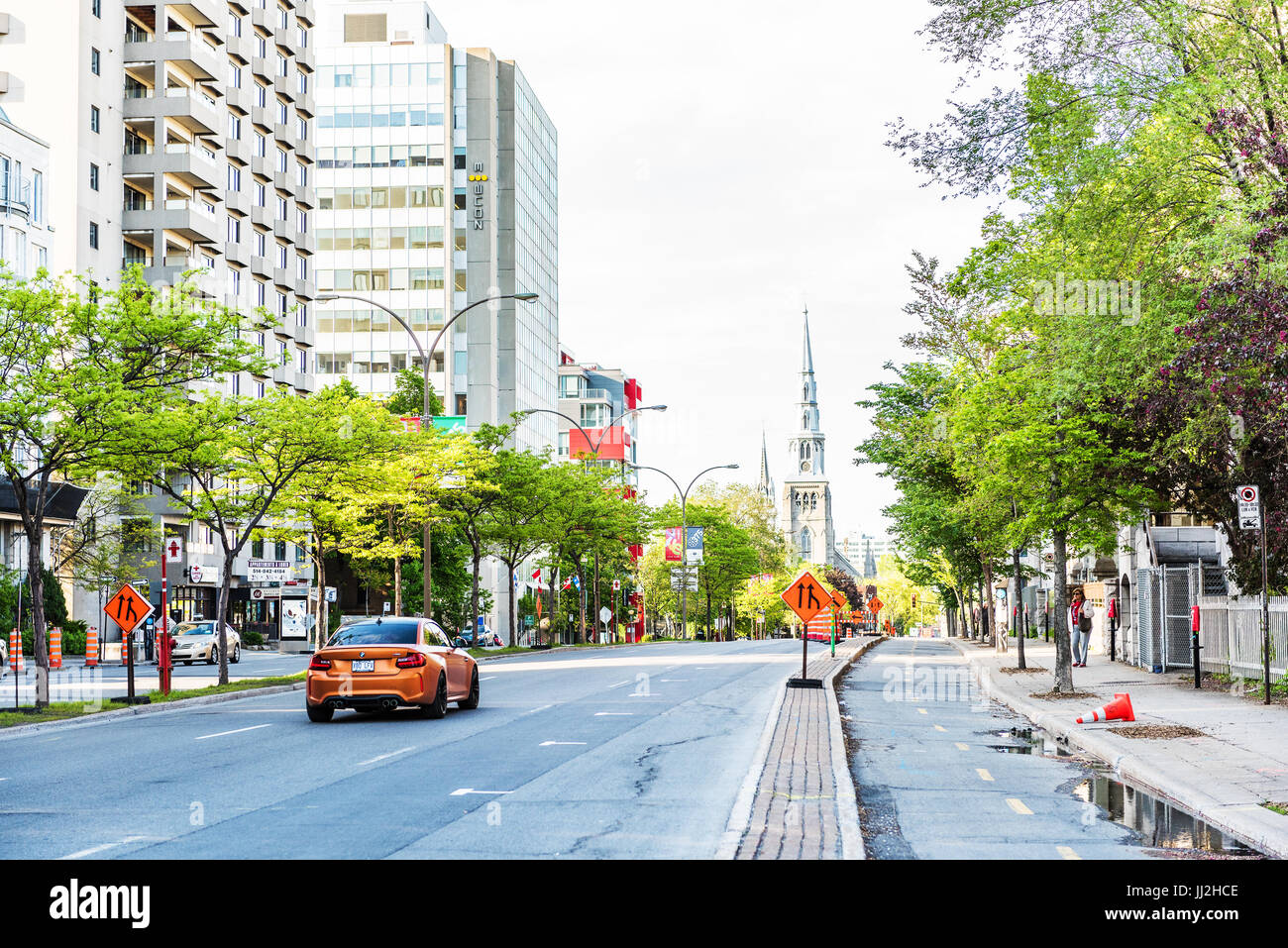 Montreal, Canada - 27 Maggio 2017: Boulevard Rene-Levesque con le corsie separate per le biciclette e la vista di San Pietro e Paolo Sobor ortodossa nella città di Québec Foto Stock