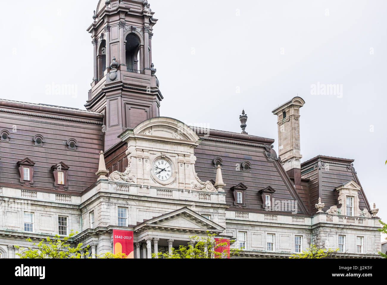 Montreal, Canada - 27 Maggio 2017: la zona della città vecchia con l' Hotel de ville municipio closeup di clock tower e nella regione di Québec city Foto Stock