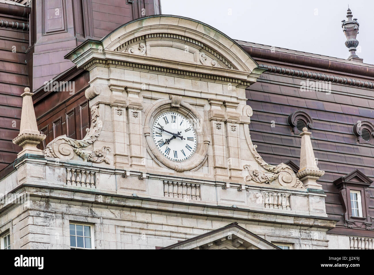 Montreal, Canada - 27 Maggio 2017: la zona della città vecchia con l' Hotel de ville municipio closeup di clock tower e nella regione di Québec city Foto Stock