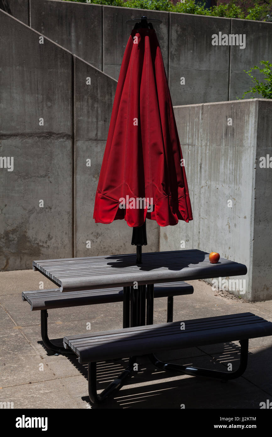 Chiuso Ombrello Picnic e Apple sul tavolo Foto Stock