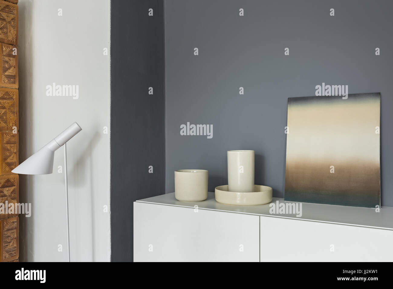 Home interno con cabinet bianco, lampada e pittura moderna Foto Stock