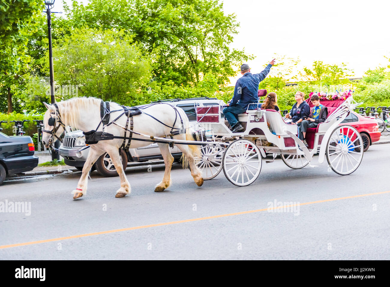 Montreal, Canada - 27 Maggio 2017: la zona della città vecchia con il tour guida su strada in carrozza Buggy di notte street nella sera fuori nella regione di Québec cit Foto Stock