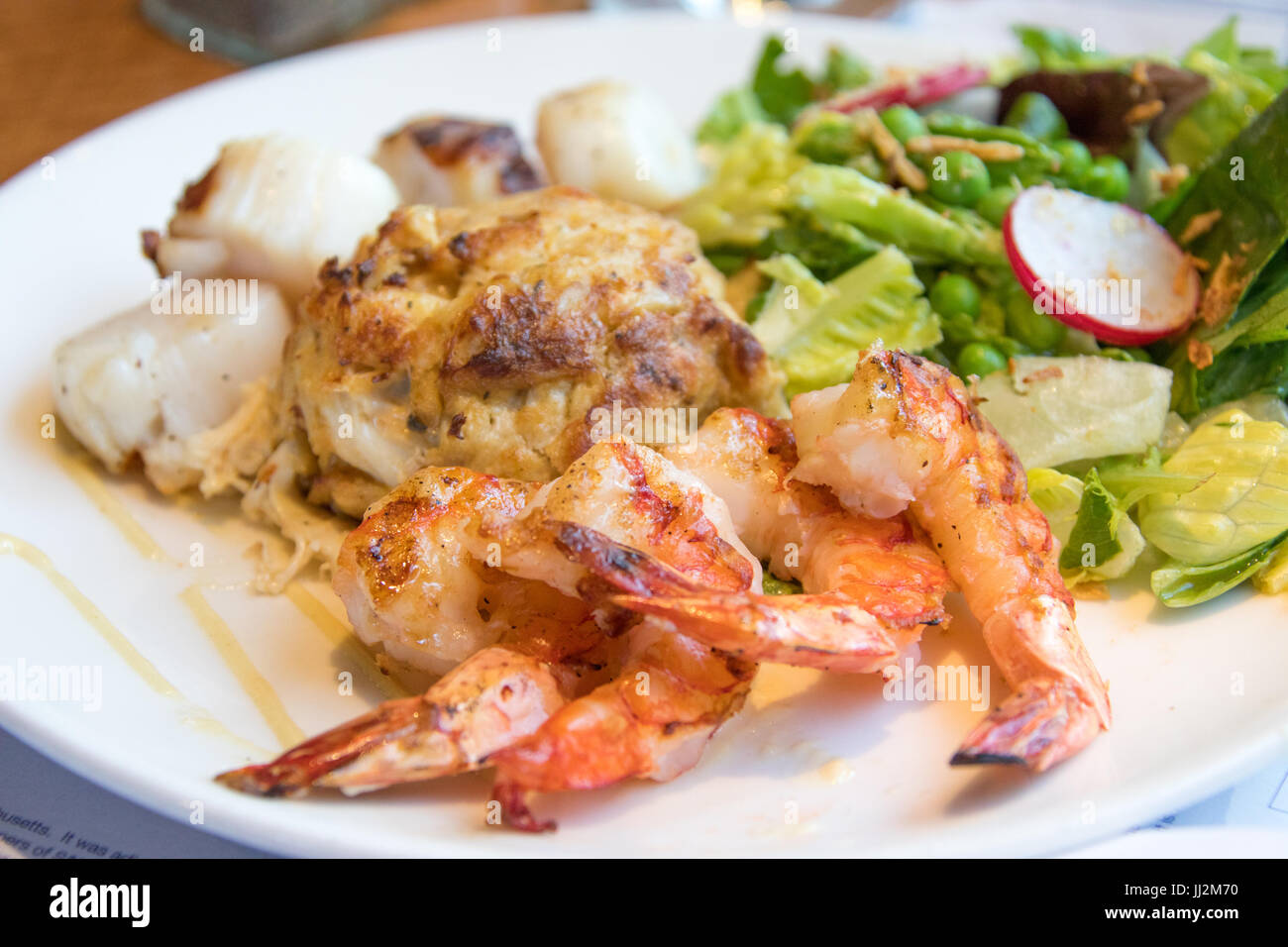 Torta di granchio, piatti di capesante e gamberi, ristorante Legal Sea Foods, Boston, ma, USA Foto Stock