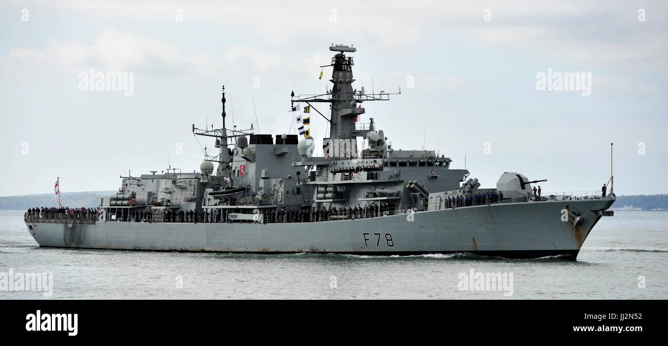 AJAXNETPHOTO. 15maggio, 2015. PORTSMOUTH,Inghilterra. - Fregata restituisce . - HMS KENT di ritorno dal recente MEDIO ORIENTE DISTRIBUZIONE. foto:TONY HOLLAND/AJAX REF:DTH151505 38005 Foto Stock