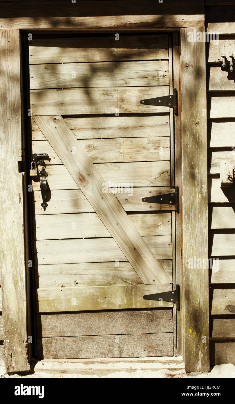 Un vecchio con cornice in legno colorato porta seppia. Foto Stock