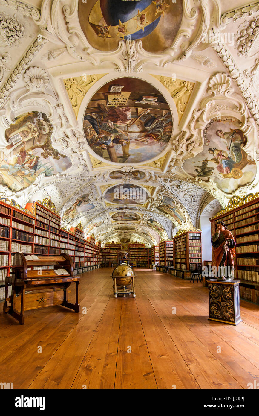 La Sala Teologica con libreria e decorazioni a stucco e dipinti datati dal 1720s, il Monastero di Strahov, Praga, Boemia, Repubblica Ceca Foto Stock