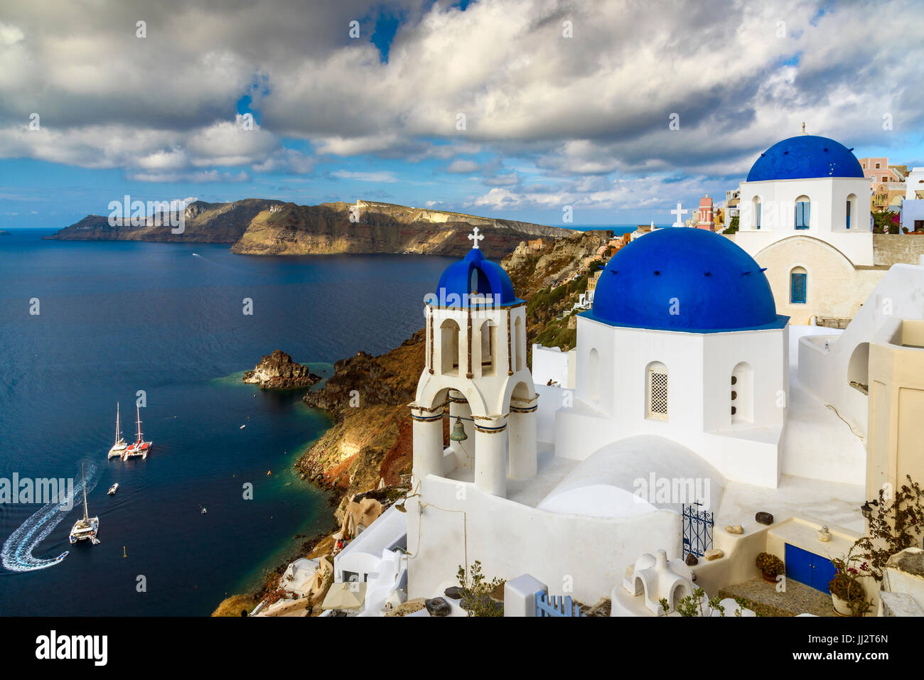 Chiesa con le cupole blu di Oia - Santorini, Egeo Meridionale, Grecia Foto Stock