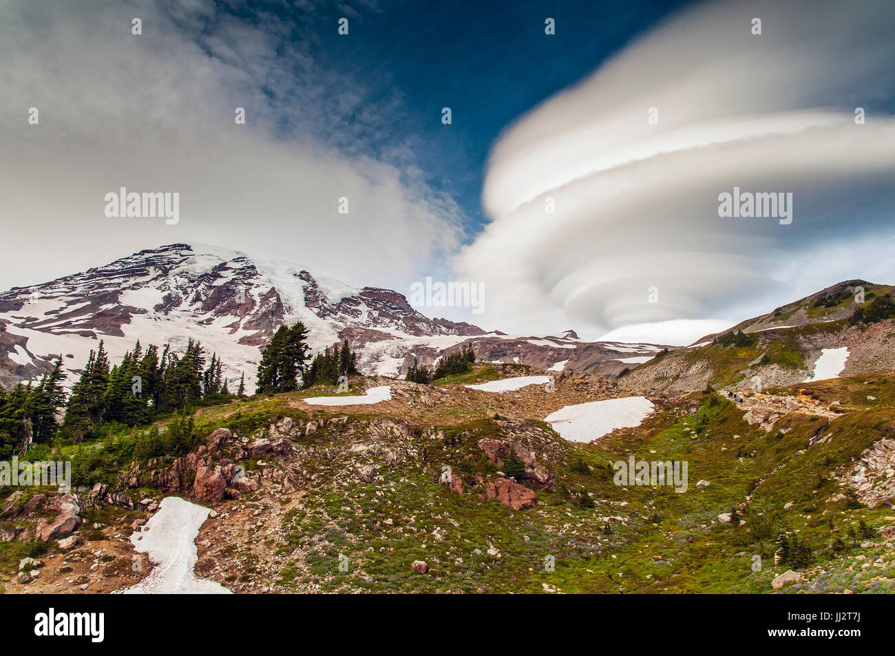 Mount Rainier e nube lenticolare dietro, Washington, Stati Uniti d'America Foto Stock