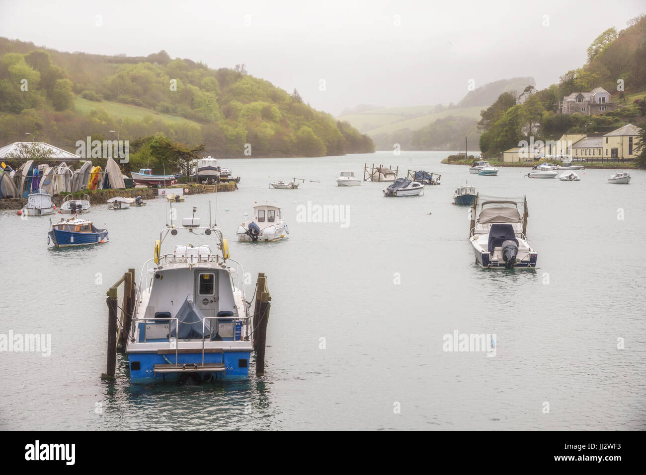 Fiume Looe Cornwall Inghilterra UK con barche e mare blu Foto Stock