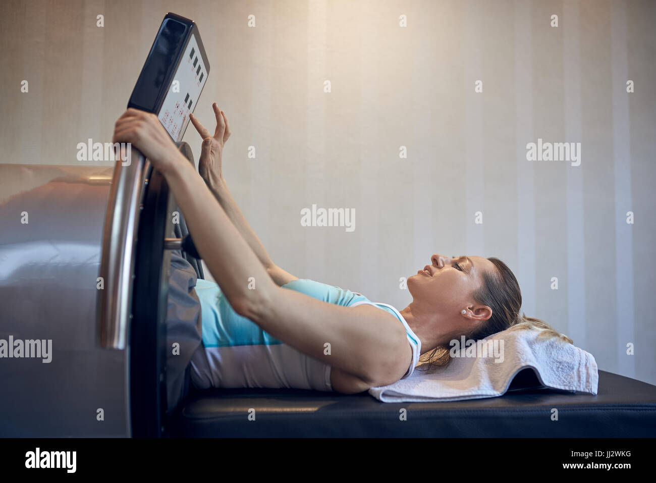 Montare attraente donna di mezza età facendo terapia a vuoto per la prevenzione e il rafforzamento del tessuto Foto Stock
