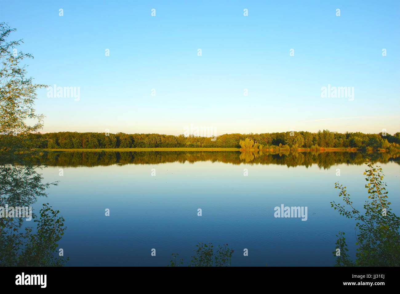 Bellissimo cielo sopra il lago Foto Stock