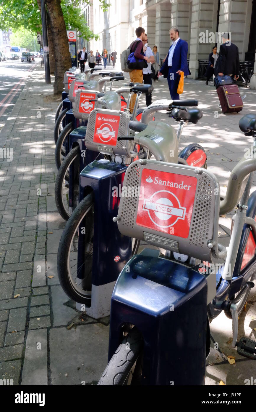Una fila di Santander bike docking station in Euston Square Londra Foto Stock