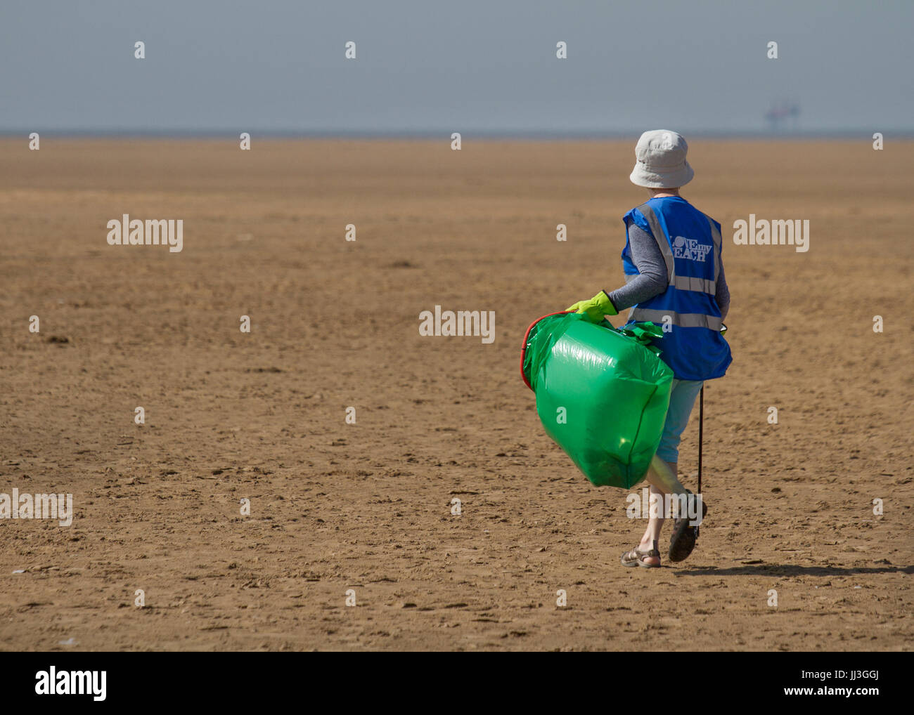 Pulizia volontaria della spiaggia a St Anne's on Sea, Lytham. Meteo Regno Unito. Luglio, 2017. "Ami la mia spiaggia. Il tempo caldo di sole sulla costa di Fylde come un selezionatore volontario della lettiera raccoglie i rubbisj scartati dalle spiagge di Blackpool, Inghilterra nord-occidentale. Foto Stock