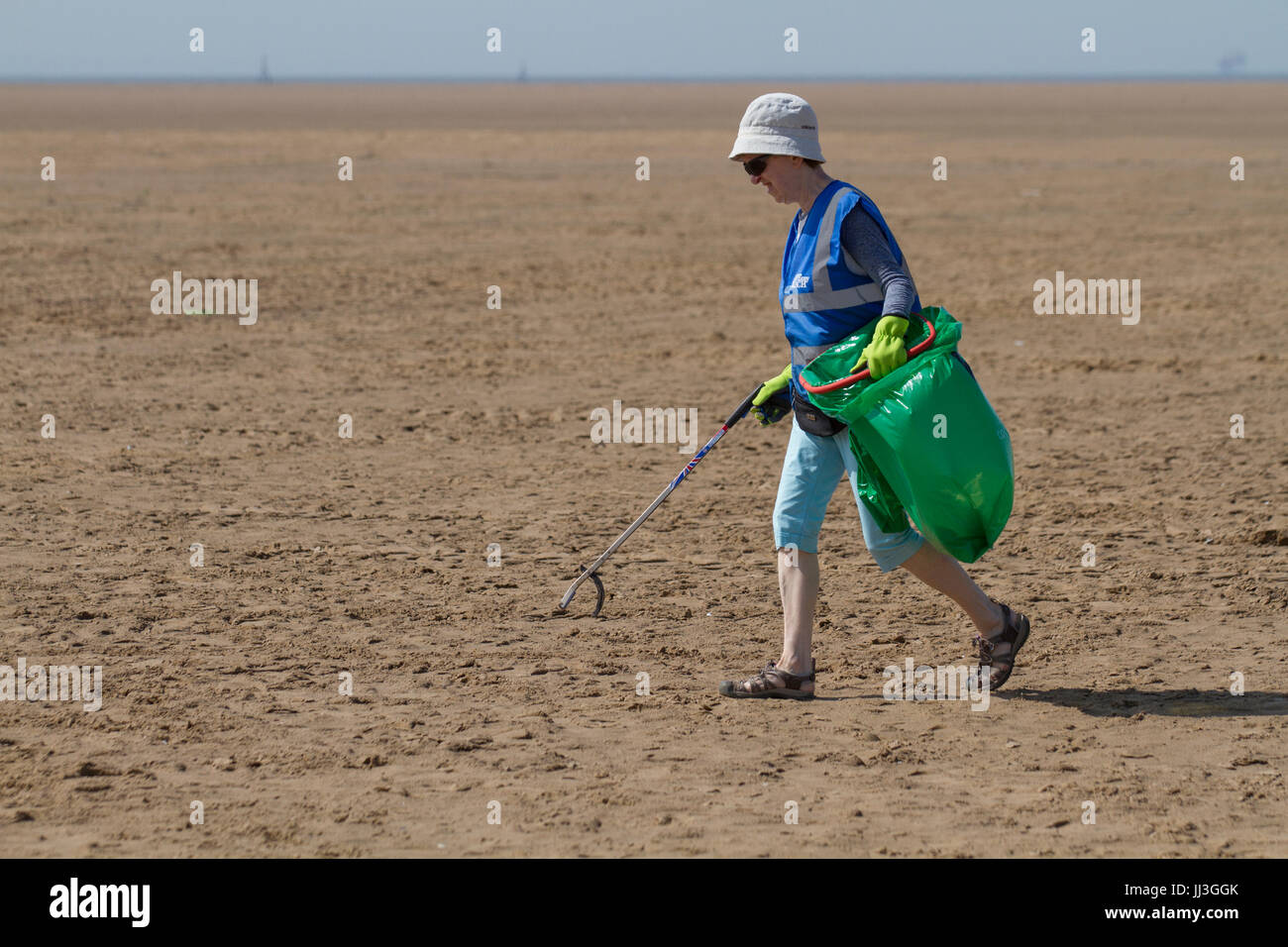 Pulizia volontaria della spiaggia a St Anne's on Sea, Lytham. Meteo Regno Unito. Luglio, 2017. "Ami la mia spiaggia. Il tempo caldo di sole sulla costa di Fylde come un selezionatore volontario della lettiera raccoglie i rubbisj scartati dalle spiagge di Blackpool, Inghilterra nord-occidentale. Foto Stock