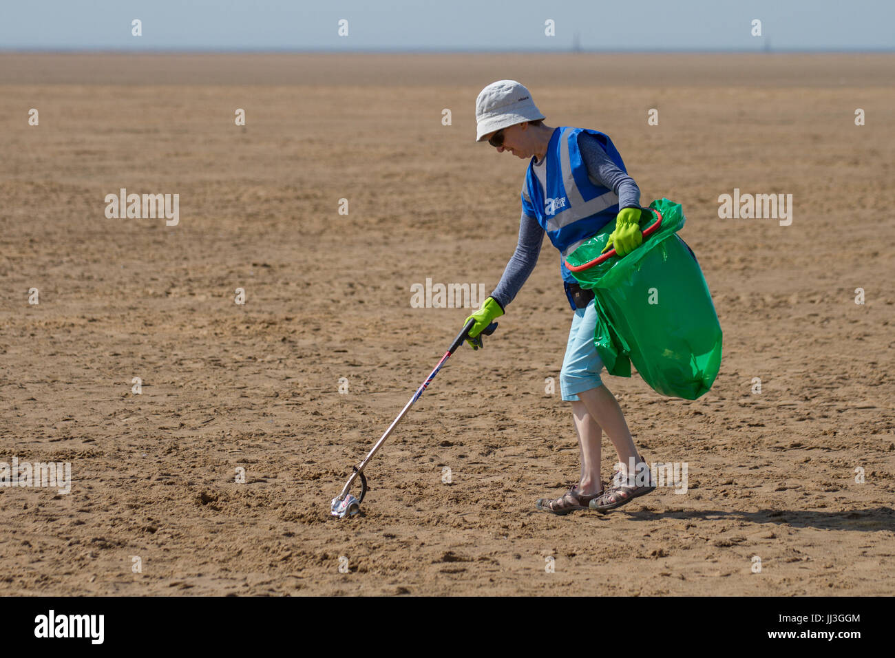 Pulizia volontaria della spiaggia a St Anne's on Sea, Lytham. Meteo Regno Unito. Luglio, 2017. "Ami la mia spiaggia. Il tempo caldo di sole sulla costa di Fylde come un selezionatore volontario della lettiera raccoglie i rubbisj scartati dalle spiagge di Blackpool, Inghilterra nord-occidentale. Foto Stock