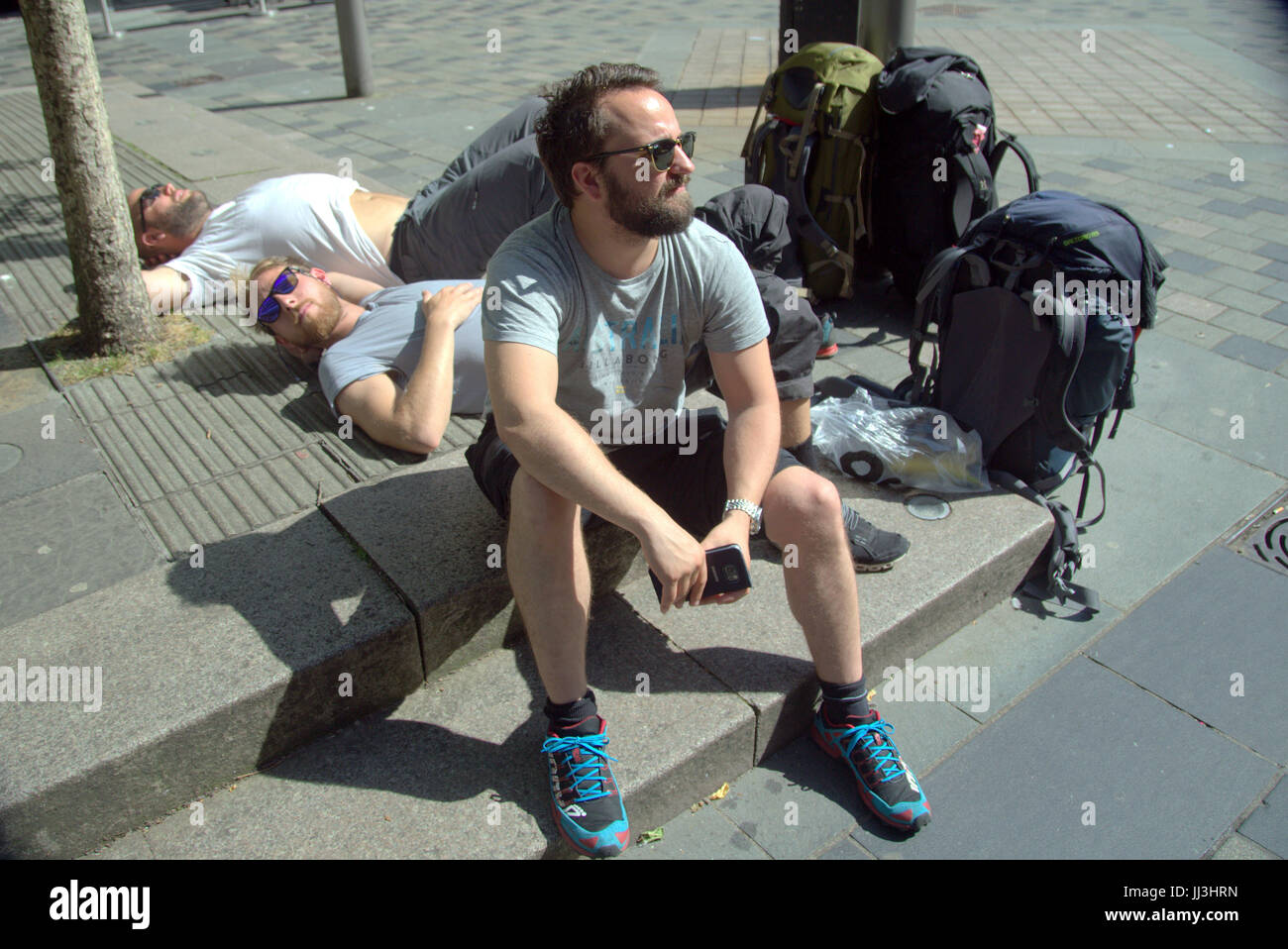Glasgow, Scotland, Regno Unito. 18 luglio. Estate Meteo restituisce e turisti norvegesi godetevi l'estate in città Sauchiehall Street 's prima di tornare a casa più tardi di oggi come la Scozia le catture alcune delle bruciature UK previsioni di credito traghetto Gerard/Alamy news Foto Stock
