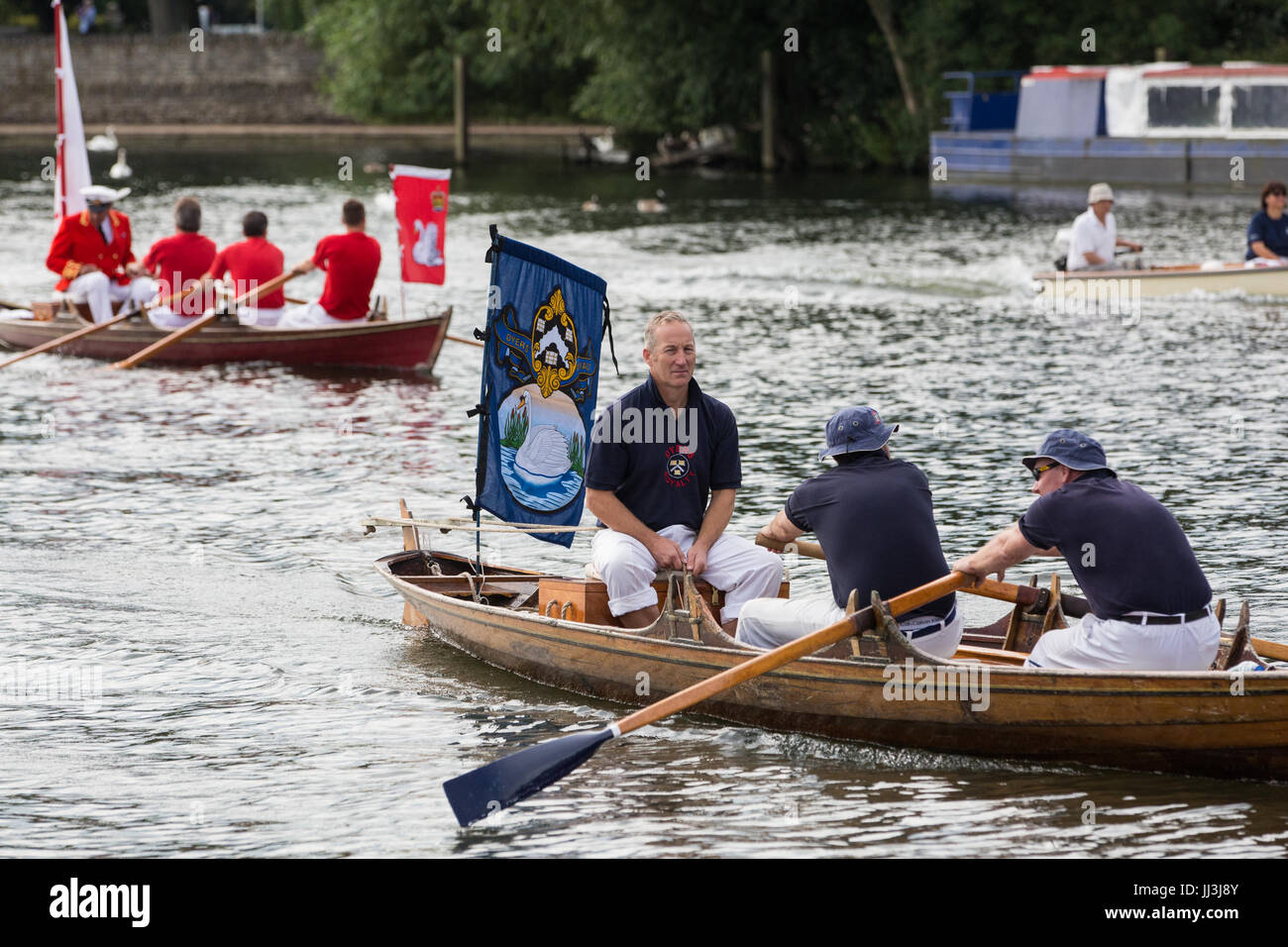 Eton, Regno Unito. 18th luglio 2017. I tomaie di Swan partono da Eton Bridge all'inizio del secondo giorno del censimento di Swan Upping. Swan upping è un censimento annuale di cinque giorni del cigno cerimoniale che richiede la raccolta, la marcatura e il rilascio di tutti i cigneti, o cigni muti, sul Tamigi. Risale a più di 800 anni fa, quando la Corona rivendicò la proprietà di tutti i cigni muti. Il secondo giorno del censimento si svolge tra il Windsor Bridge e Marlow Lock. Credit: Mark Kerrison/Alamy Live News Foto Stock