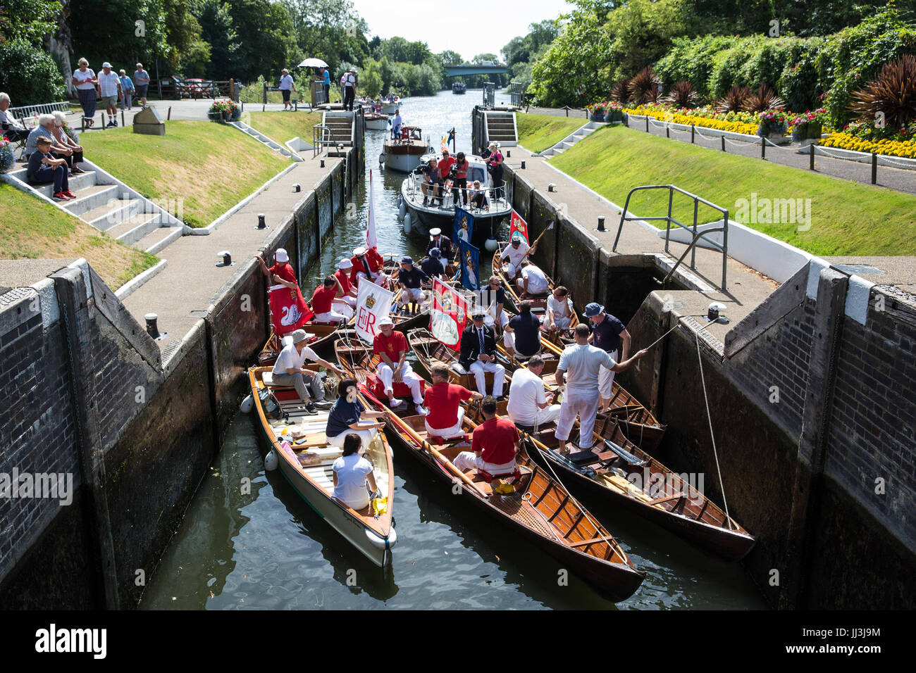 Bray Lock, Regno Unito. 18th luglio 2017. I tomaie di Swan, tra cui David Barber MVO, il marcatore di Swan della Regina, arrivano a Bray Lock il secondo giorno del censimento di Swan upping. Swan upping è un censimento annuale di cinque giorni del cigno cerimoniale che richiede la raccolta, la marcatura e il rilascio di tutti i cigneti, o cigni muti, sul Tamigi. Risale a più di 800 anni fa, quando la Corona rivendicò la proprietà di tutti i cigni muti. Il secondo giorno del censimento si svolge tra il Windsor Bridge e Marlow Lock. Credit: Mark Kerrison/Alamy Live News Foto Stock