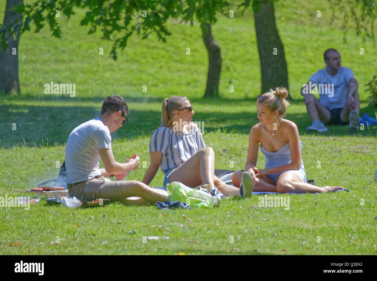 Glasgow, Scotland, Regno Unito. 18 luglio. Estate Meteo restituisce e persone godere l'estate nella città del Partick come la Scozia le catture alcune delle bruciature UK previsioni di credito traghetto Gerard/Alamy news Foto Stock