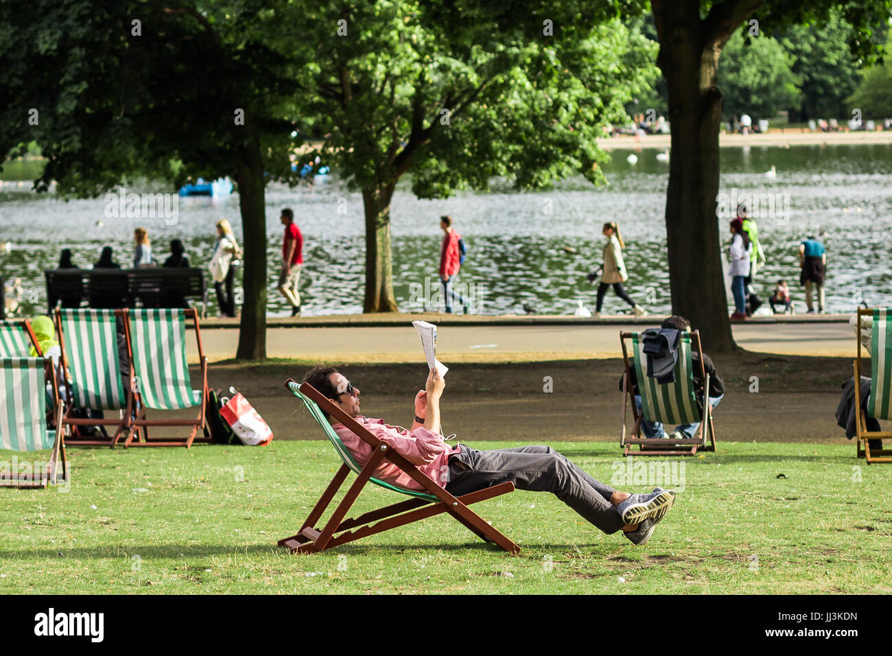 Londra, Regno Unito. 18 Luglio, 2017. Regno Unito: Meteo londinesi di godere di un caldo pomeriggio in Hyde Park vicino al lago a serpentina © Guy Corbishley/Alamy Live News Foto Stock