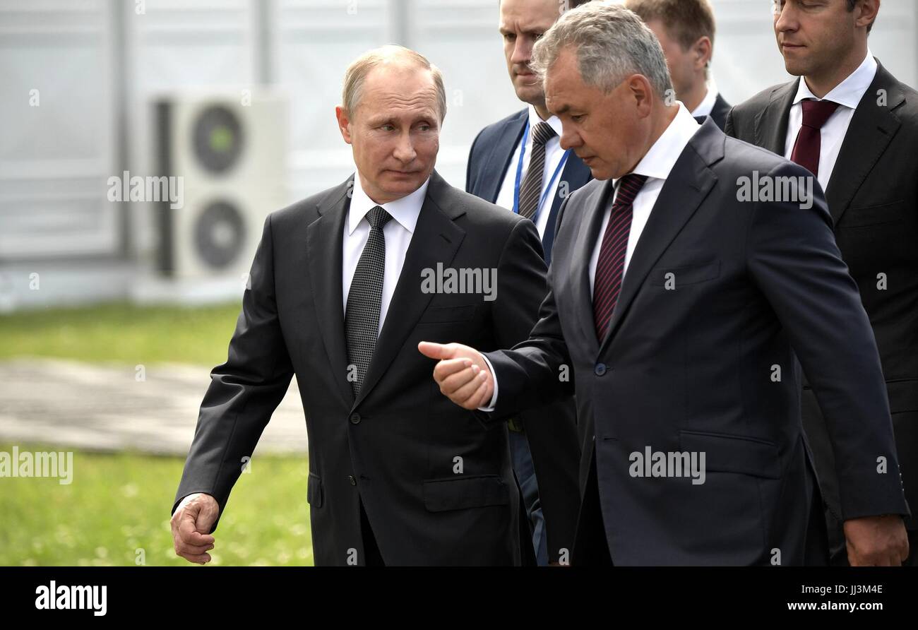 Zhukovsky, Russia. 18 Luglio, 2017. Il presidente russo Vladimir Putin passeggiate con il Ministro della difesa Sergei Shoigu, destra durante una visita all'aviazione internazionale e lo spazio mostra nota come MAKS 2017 luglio 18, 2017 in Zhukovsky, Russia. Una varietà di nuovi aerei russi tra cui il nuovo MiG-35 multiuso di combattente e Sukhoi T-50 sono stati esposti alla mostra. Credito: Planetpix/Alamy Live News Foto Stock