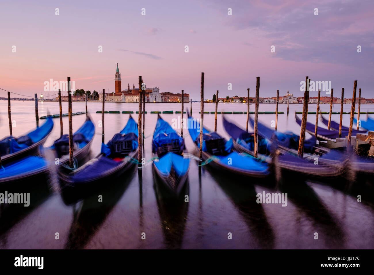 Veduta della chiesa di San Giorgio Maggiore, in primo piano il blu gondole, Isola di San Giorgio Maggiore, Venezia, Veneto Foto Stock