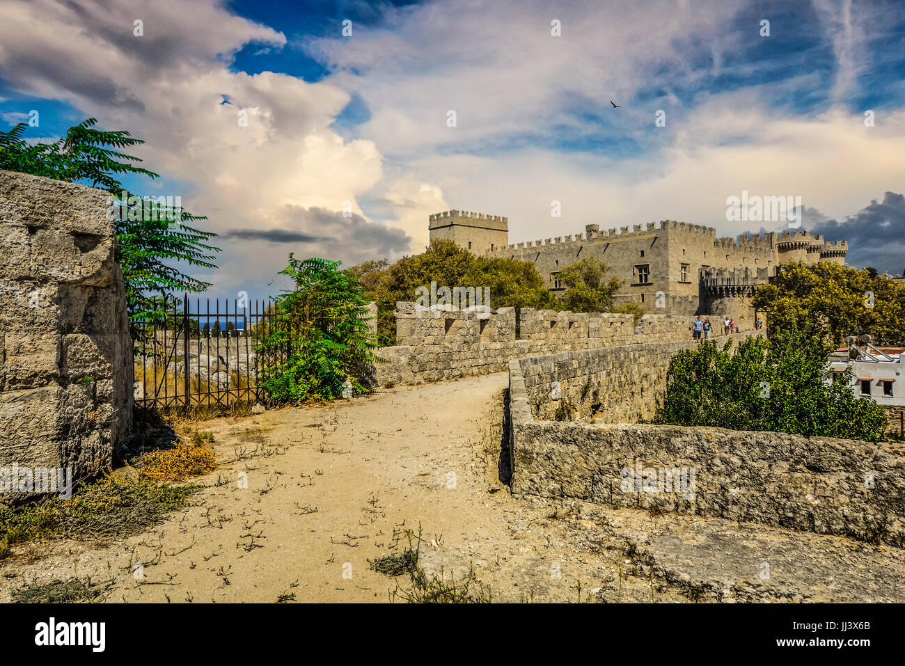 Il Greco antico castello o fortezza sull'isola Mediterranea di Rodi Grecia in una calda giornata estiva Foto Stock