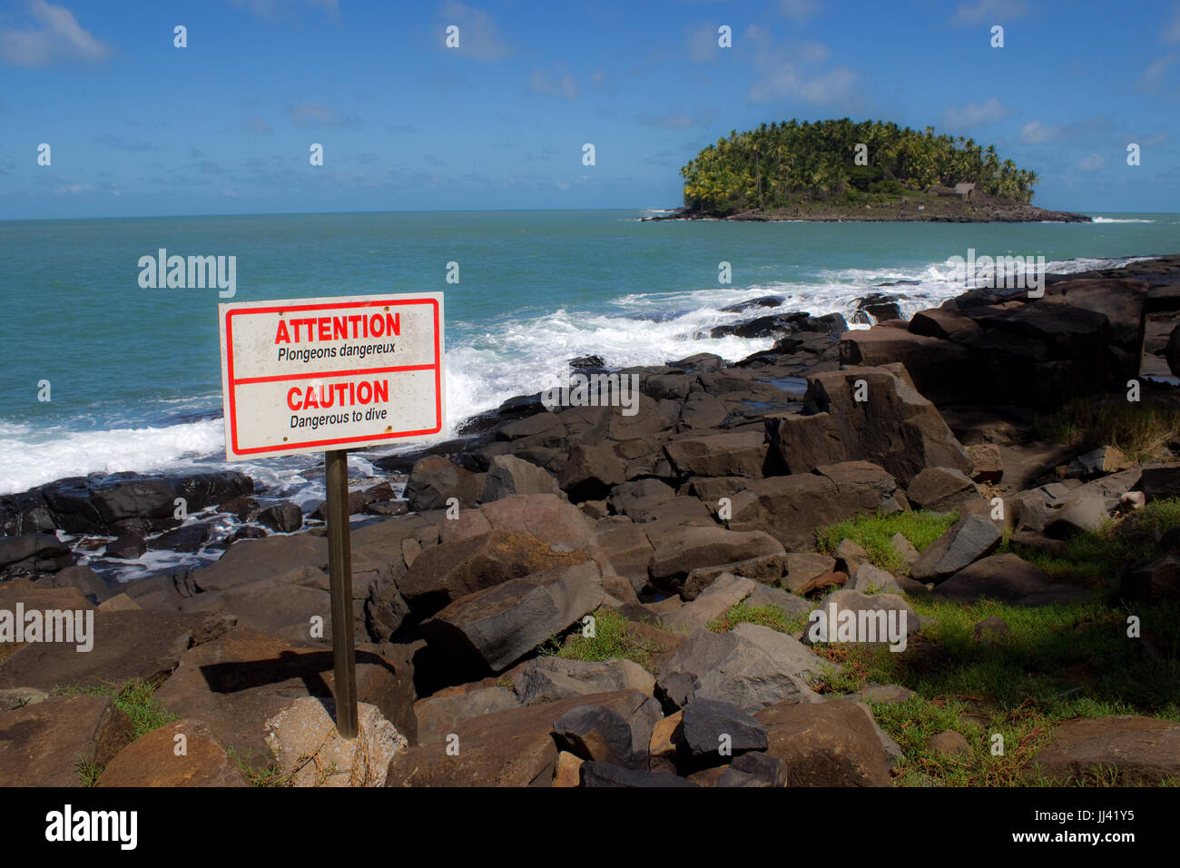 " Pericoloso per tuffarsi " segno sullo sfondo di Devil's island. Foto Stock