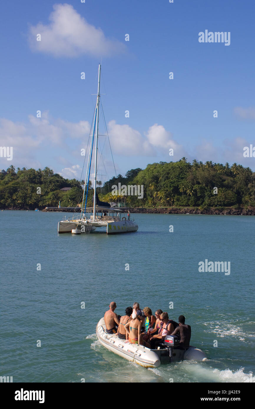 Un bellissimo catamarano (costruito in Rochelle, Francia) all'ancoraggio vicino al porto di Royale isola (salvezza's islands, Guiana francese). Foto Stock