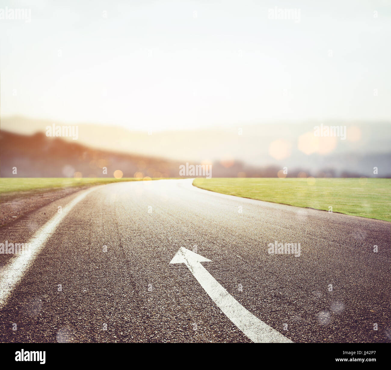 Strada con segno di freccia che indica la via Foto Stock