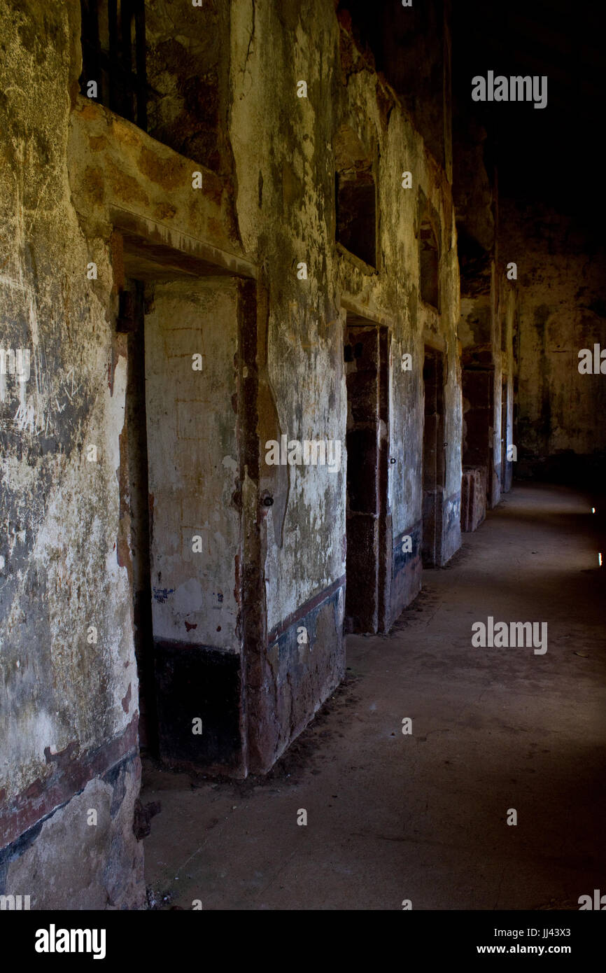 Ex carcere di cellule del famigerato colonia penale sulla salvezza's Islands (Guyana francese). Henri Charriere era tenuto qui. Foto Stock