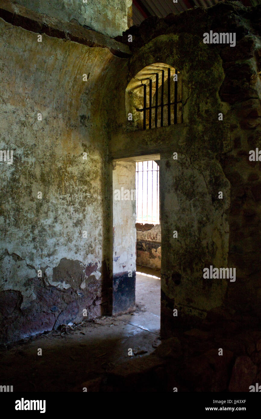 Ex carcere di cellule del famigerato colonia penale sulla salvezza's Islands (Guyana francese). Henri Charriere era tenuto qui. Foto Stock
