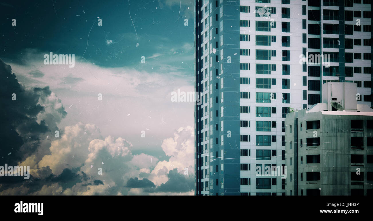 Stile grunge close up grattacielo e cielo molto nuvoloso Foto Stock