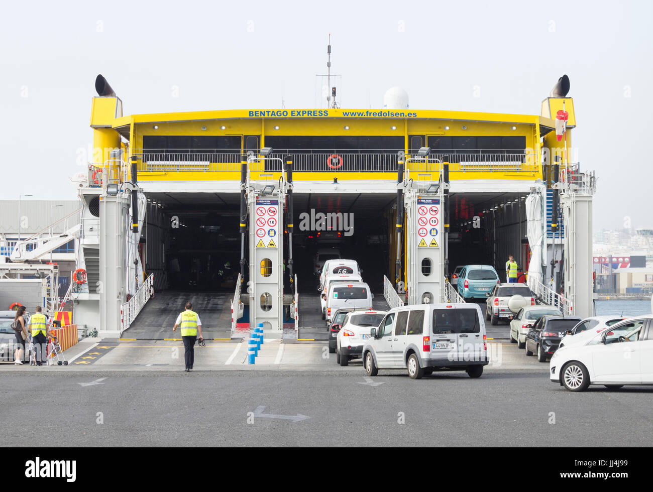 Vetture imbarco inter-isola Fred Olsen il traghetto veloce a Las Palmas de Gran Canaria Isole Canarie Spagna Foto Stock