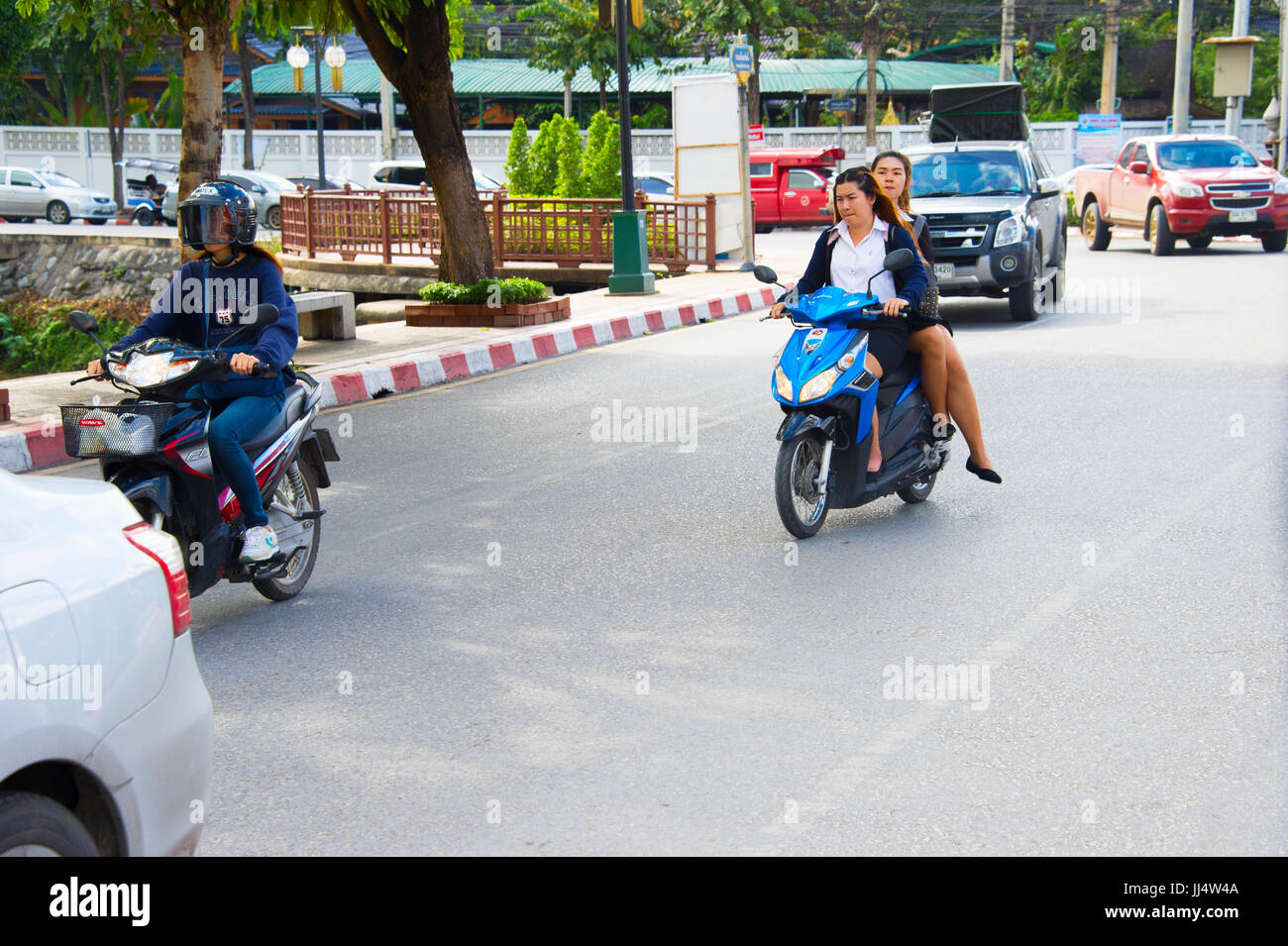 CHIANG MAI, Thailandia - Jan 12, 2017: il traffico su una strada di Chiang Mai. Chiang Mai è la seconda città più grande della Tailandia Foto Stock