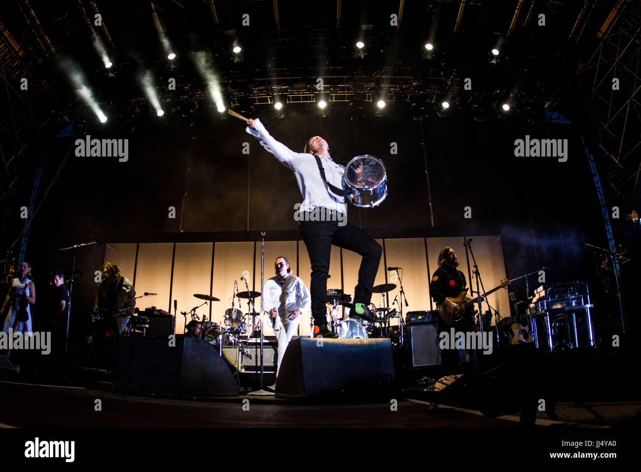 Milano, Italia. 17 Luglio, 2017. Il canadese indie rock band Arcade Fire raffigurata sul palco come essi svolgono a Milano un Festival estivo, Ippodromo di San Siro Milano. Credito: Roberto Finizio/Pacific Press/Alamy Live News Foto Stock