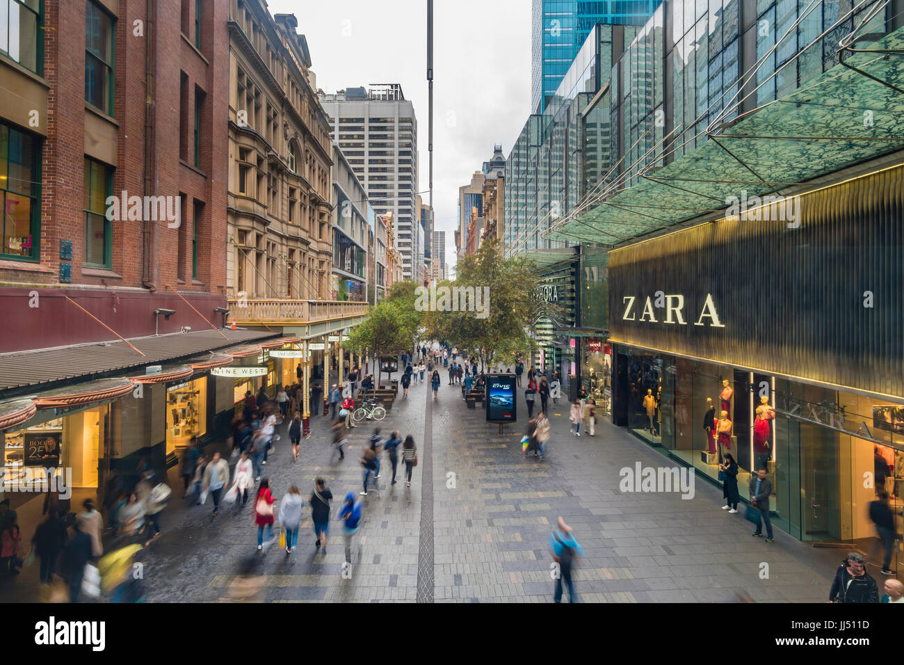 Le persone che visitano i negozi a Sydney in Australia Foto Stock