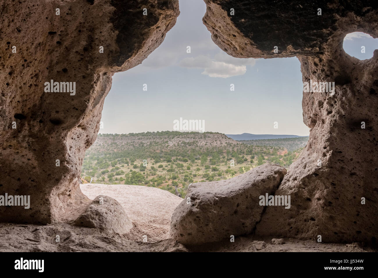 Affacciato su Bandelier National Monument da una piccola grotta Foto Stock