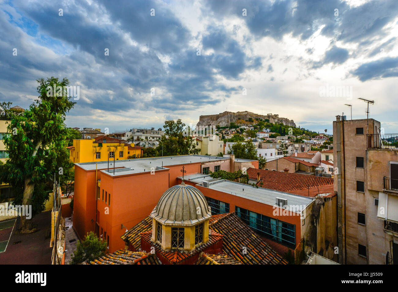 Atene Grecia vista sull'Acropoli e Partenone su un tardo pomeriggio in estate da una finestra nel quartiere di Plaka Foto Stock
