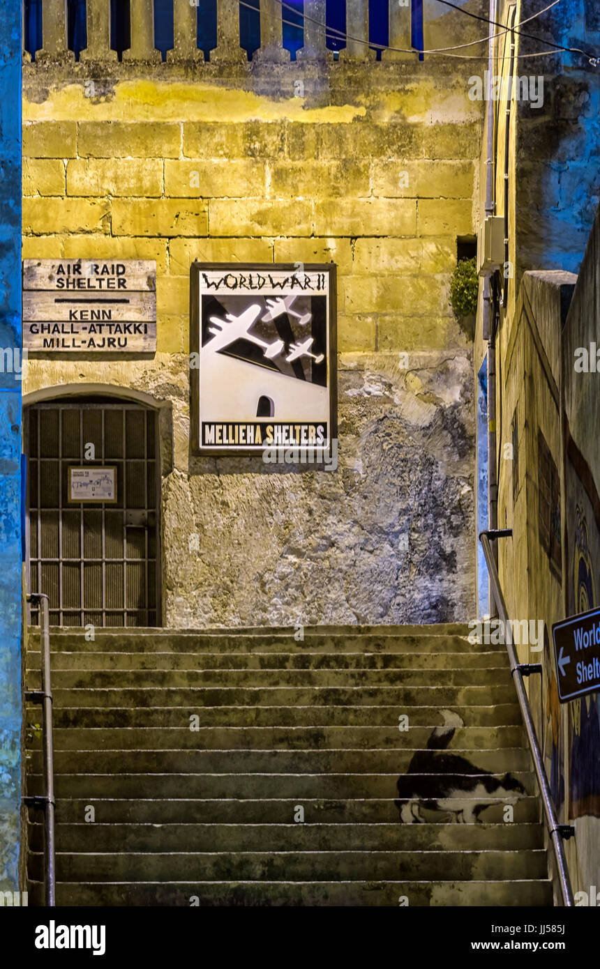 Cartelli di indicazione sopra l'entrata di Air Raid Shelter - Mellieha, Malta. Foto Stock