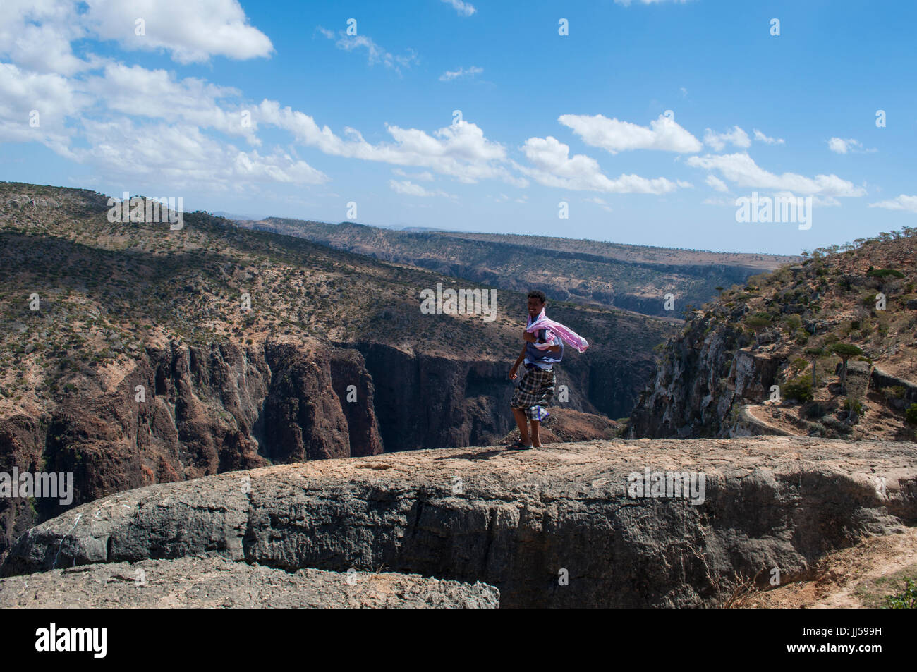 Socotra, Yemen: una guida sul bordo del canyon di Shibham, una zona protetta per il drago di sangue della foresta di alberi, Patrimonio Mondiale dell Unesco Foto Stock