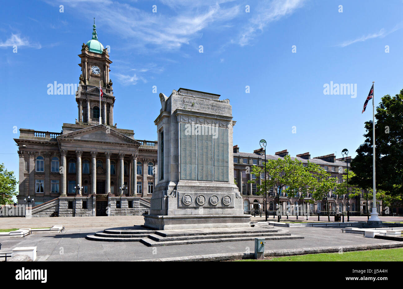 Hamilton Square, Birkenhead, Wirral, mostrando Birkenhead Municipio, aperto nel 1887,e la Prima Guerra Mondiale Memorial (cenotafio). Foto Stock