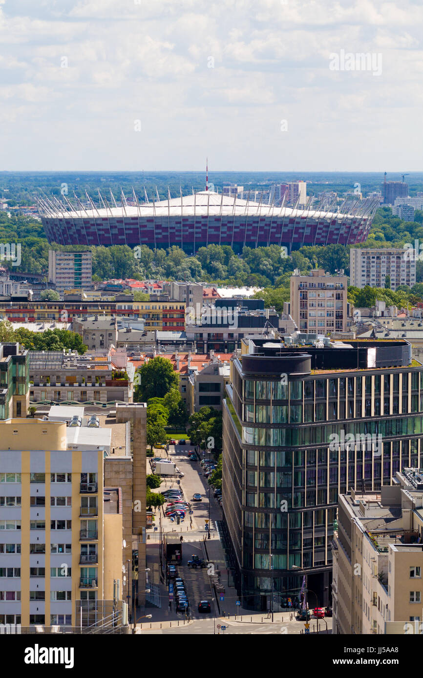 Panorama di Varsavia in Polonia, sul primo piano di distretto Srodmiescie, più lontano distretto di Praga con Stadio Nazionale. Foto Stock