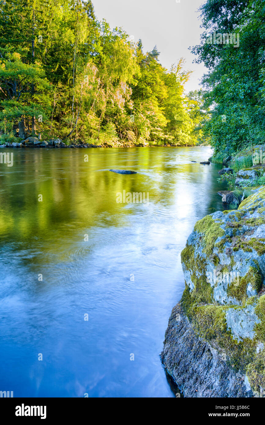 HDR (high dynamic range) esposizione della natura svedese paesaggio mostra acqua di un fiume che scorre dolcemente dalla curva nel fiume Säveån, Floda, Svezia modello di rilascio: No. Proprietà di rilascio: No. Foto Stock