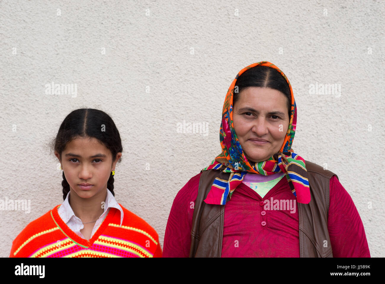 Una ragazza e una donna di una comunità Rom, Valeni, Transilvania, Romania Foto Stock