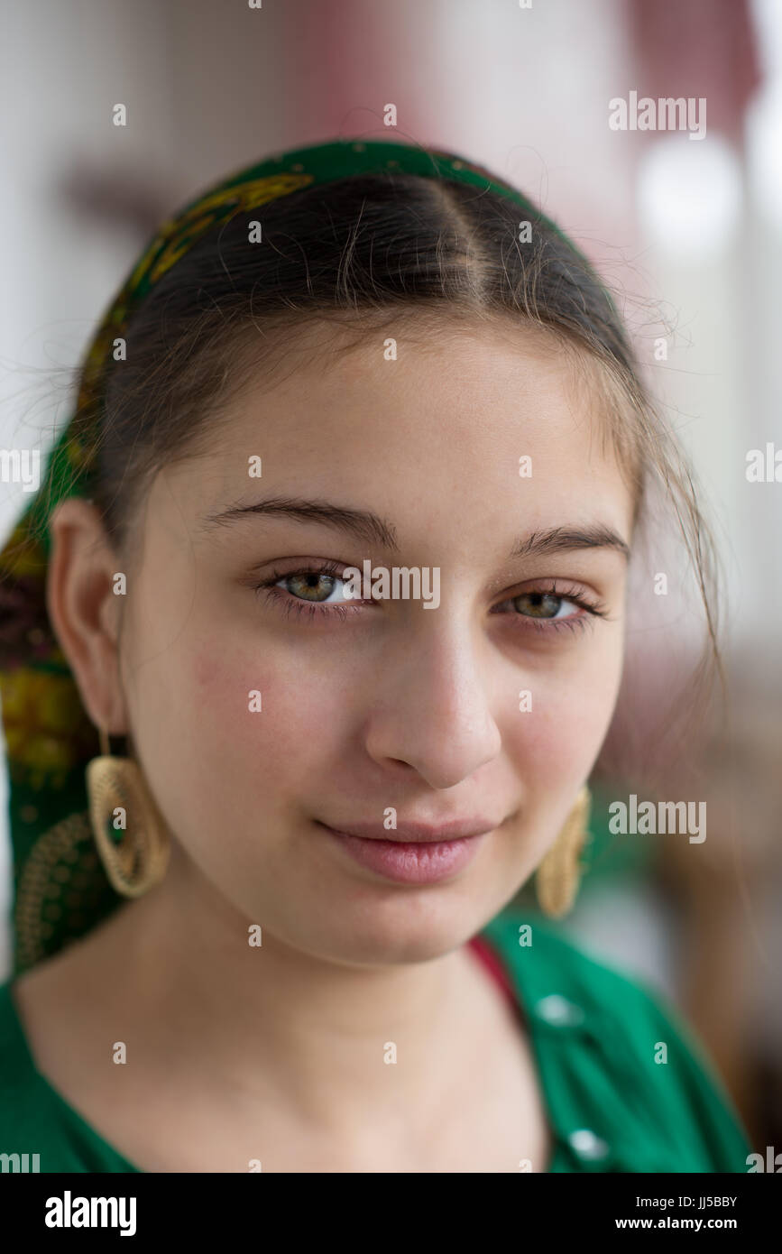 Ritratto di una bellissima Gabor Rom ragazza con gli occhi la luce, Valeni, Transilvania, Romania Foto Stock