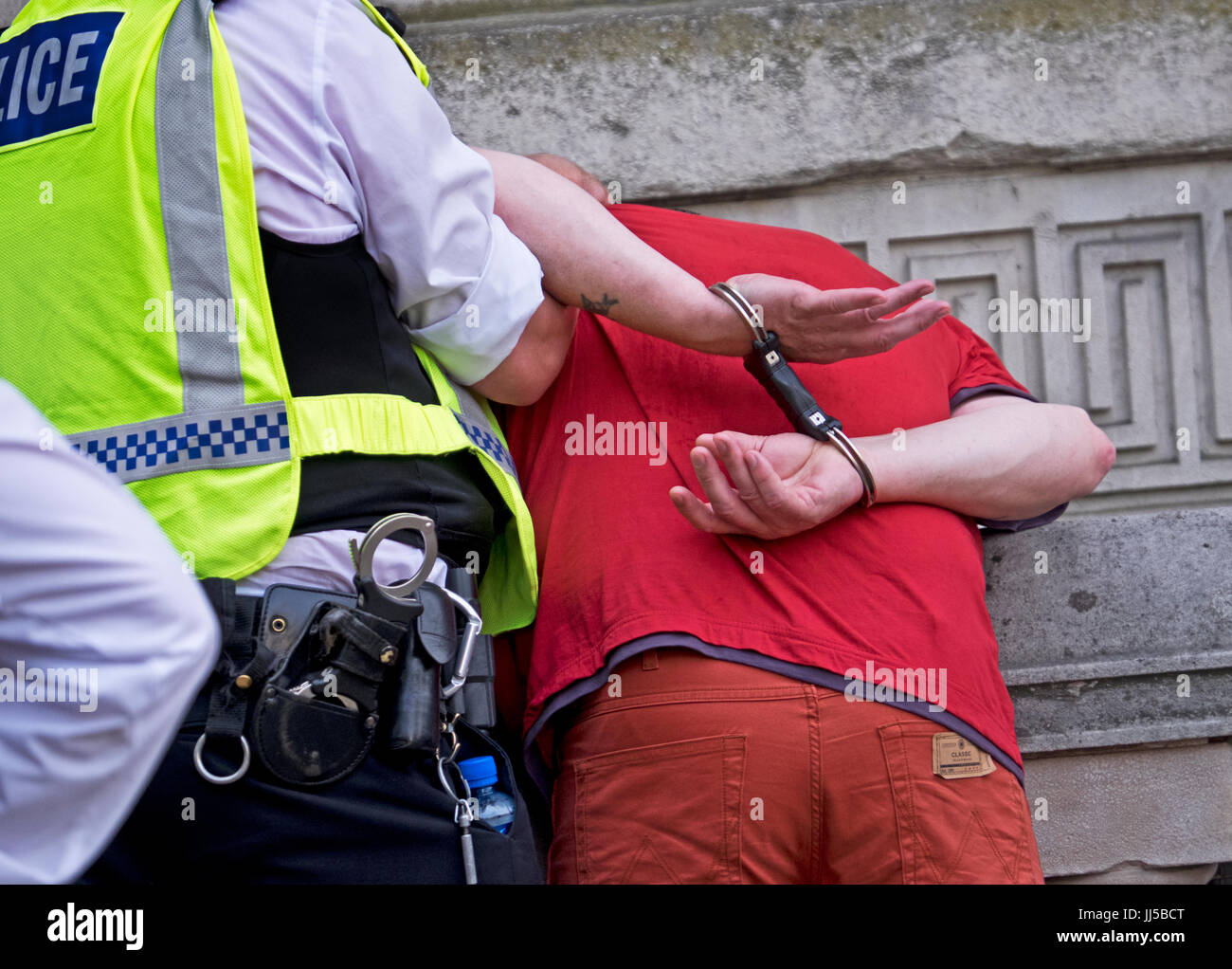 Polizia e arresto hancuffing un uomo a Londra Foto Stock