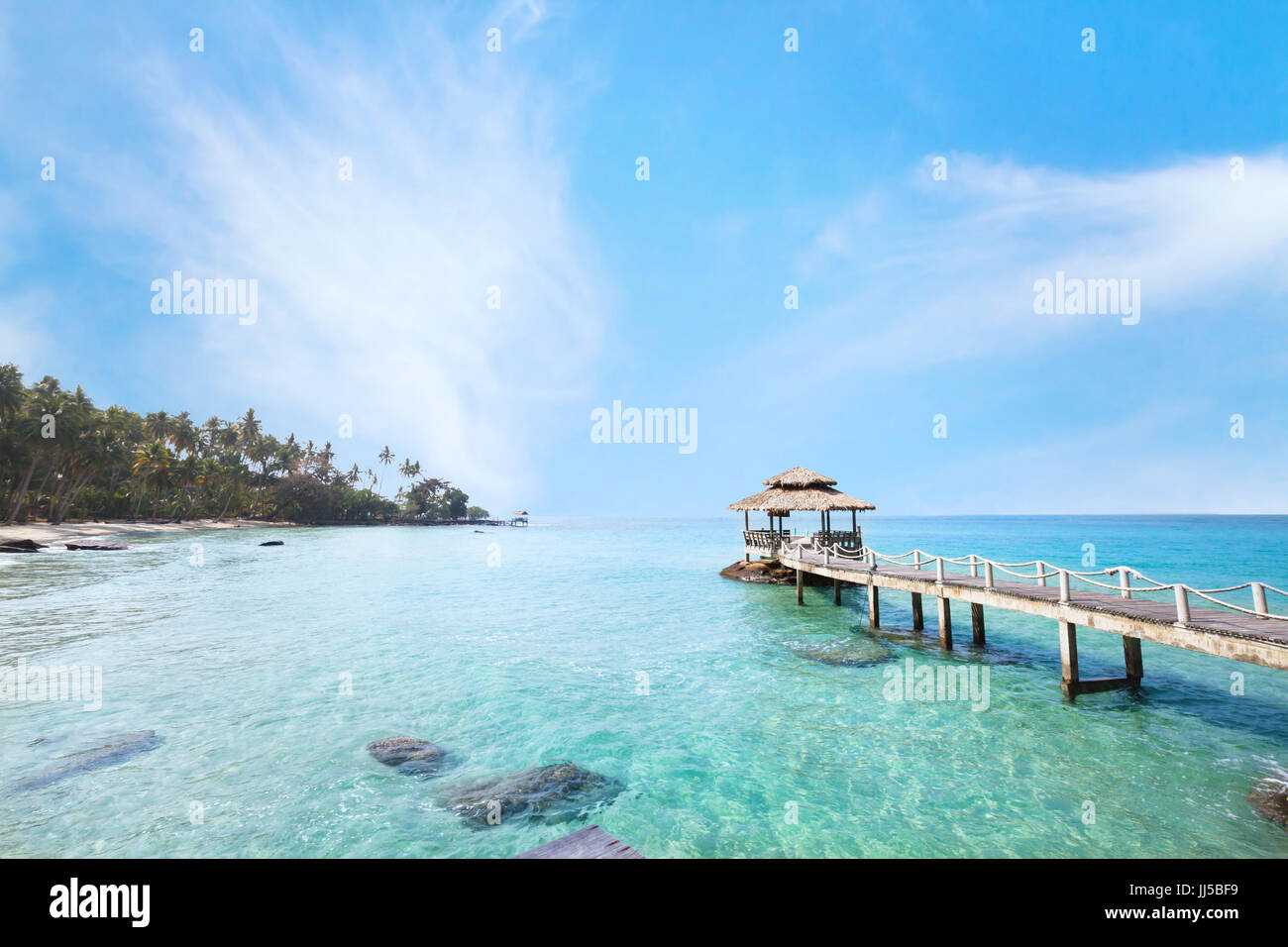 Splendido paradiso tropicale spiaggia paesaggio, isola con pier in acqua turchese Foto Stock